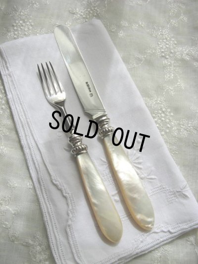 画像1: お買い得！食卓の宝石　大型マザーオブパール　純銀製ナイフ＆フォークセット（1875年・イギリス製）