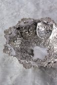 画像2: お買い得　1899年　英国バーミンガム製　見事な小花の象嵌 ＆ 透かし加工　純銀製ディッシュ　径16.5ｃｍ　108ｇ (2)