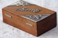 画像4: 希少　英国アンティーク　1907年　バーミンガム製　無垢のオーク材ボックス　リボンモチーフの純銀飾り　20.3×11.8×H6.8ｃｍ (4)