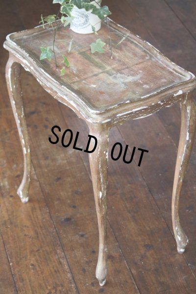 画像1: フランス製　アンティーク　サイドテーブル　柔らかな曲線の脚　塗り重ねられ剥がれたペイント　絶妙の枯れ具合　H 59ｃｍ　天板50×33ｃｍ