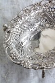 画像1: 豪華美品　1892年製　英国ロンドン製　アンティーク　純銀製ディッシュ　見事な飾り象嵌 ＆ 立脚 ＆ 透かし加工　16.5ｃｍ　160ｇ (1)