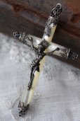 画像1: お勧めの逸品　1900年代初期　フランス製　アンティーク　マザーオブパールのクロス　シルバーのキリスト像　6.7×3.8ｃｍ (1)