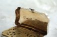 画像3: 1842年　英国バーミンガム　アンティーク　ヴィクトリアン　シルバー　純銀製ヴィネグレット　大変珍しい金彩透かしカバー縦開閉式 (3)