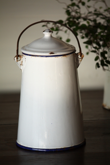 イギリス製 アンティーク ホーローミルク缶（フタ付き）1.2ℓ 純白にブルーリム 花器としても！ 全高22cm - ノッティン アンティークス