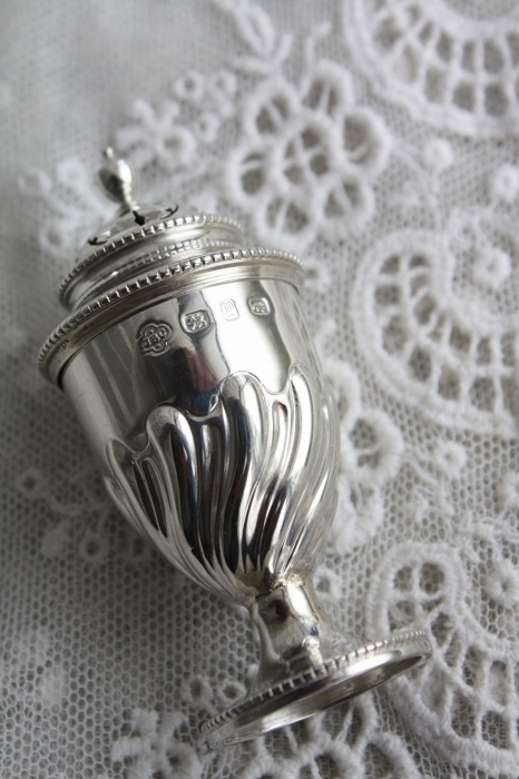 美品 1898年 英国バーミンガム製 アンティークシルバー 純銀製 タワー型 ペッパーポット 可憐なビーズ加工 高 7.1cm - ノッティン