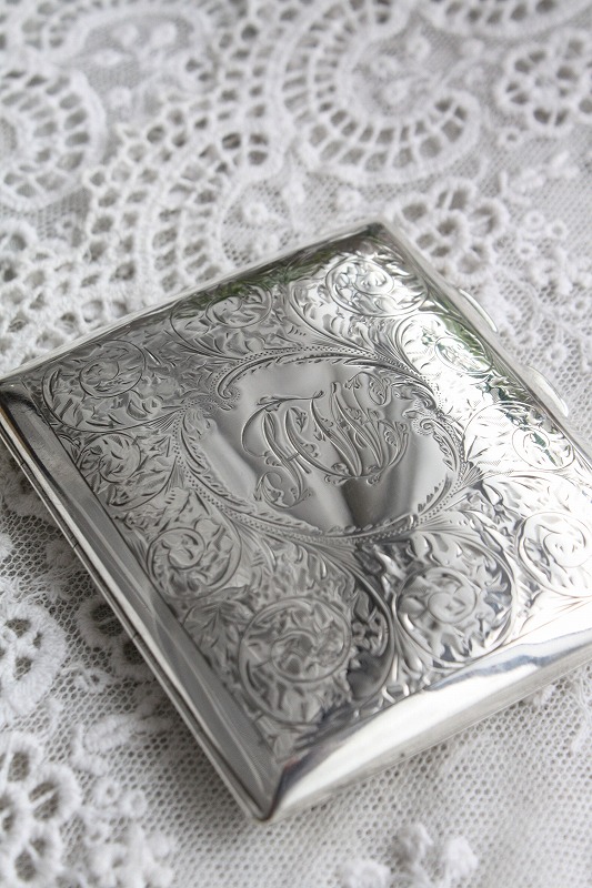 美品 1906年 アンティークシルバー 純銀製 シガレットケース 大切な小物入れとしても！ 全面エングレービング 8.5×7.5cm 90g