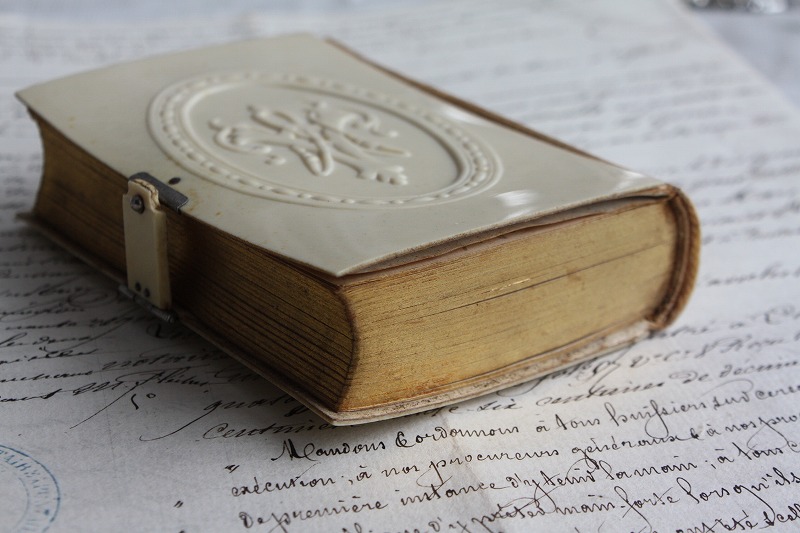 美品 1800年代後期 フランス製 アンティーク聖書 アイボリーセルカバーに素敵なモノグラム ケース付属 全319ページ - ノッティン