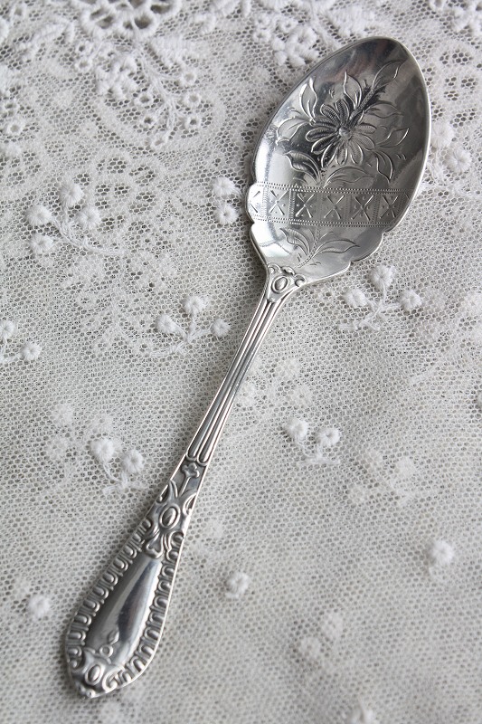 美品 1898年 英国シェフィールド製 アンティーク・シルバー 純銀製 ジャムスプーン 豪華希少パターン＆花のエングレービング - ノッティン