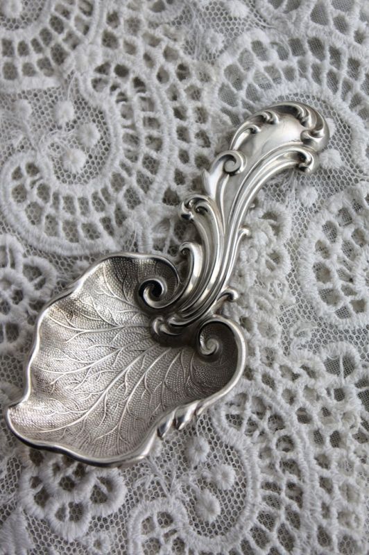極美品 ヴィクトリアン アンティークシルバー 純銀製 希少リーフ型 キャディスプーン 1850年 英国シェフィールド - ノッティン アンティークス