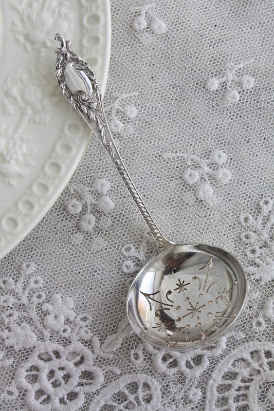 1899年　英国シェフィールド製　アンティークシルバー　純銀製　小振りなシュガーシフタースプーン　豪華な象嵌