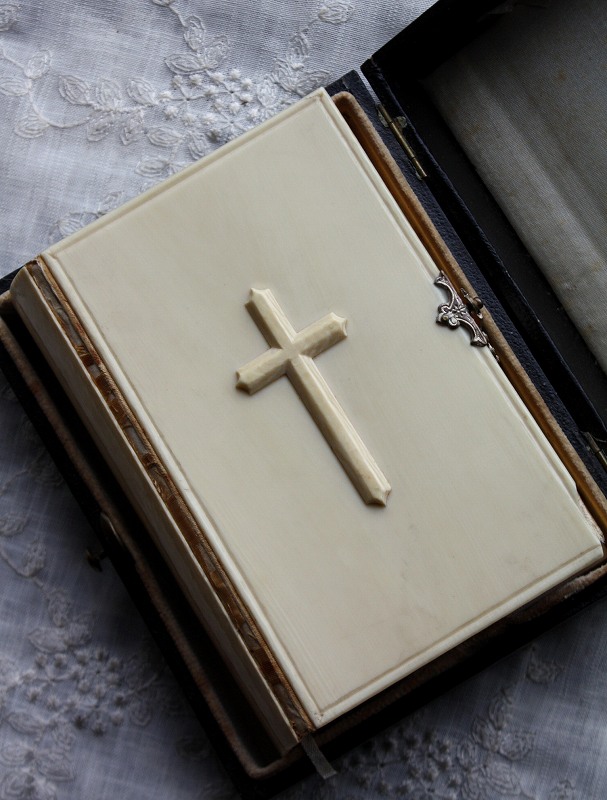 お買い得 希少な箱入り 1858年 フランス製 アンティーク聖書 素晴らしい質感のアイボリー 浮かび上がった十字架 940ページ - ノッ