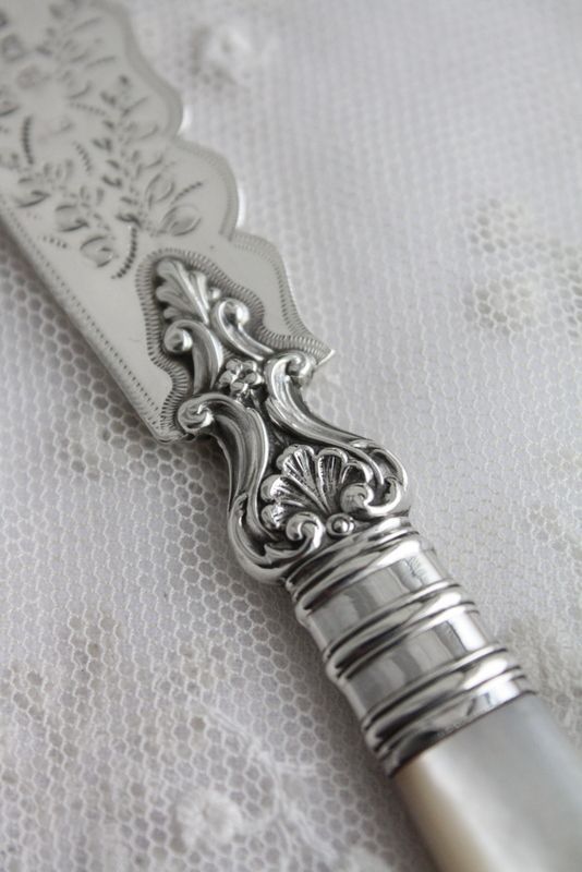 美品 1905年 英国バーミンガム エドワーディアン アンティークシルバー マザーオブパール 純銀製 バターナイフ 15.7cm - ノッ