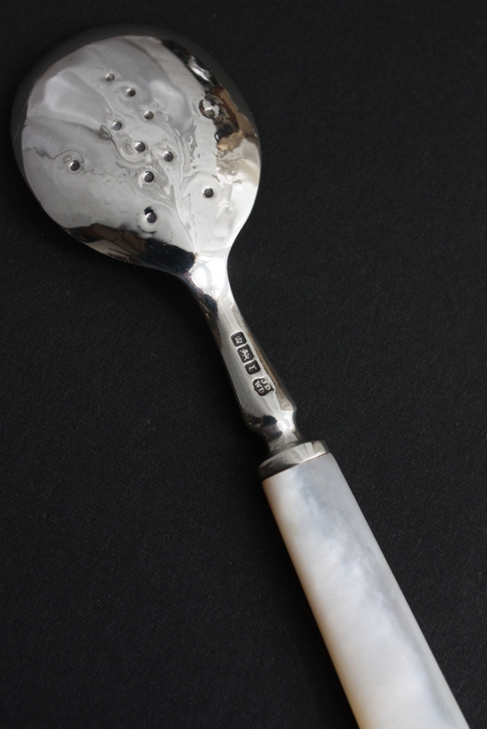 希少美品 1909年 アンティークシルバー 純銀製 マザーオブパール デザートスプーン 英国シェフィールド製 - ノッティン アンティークス