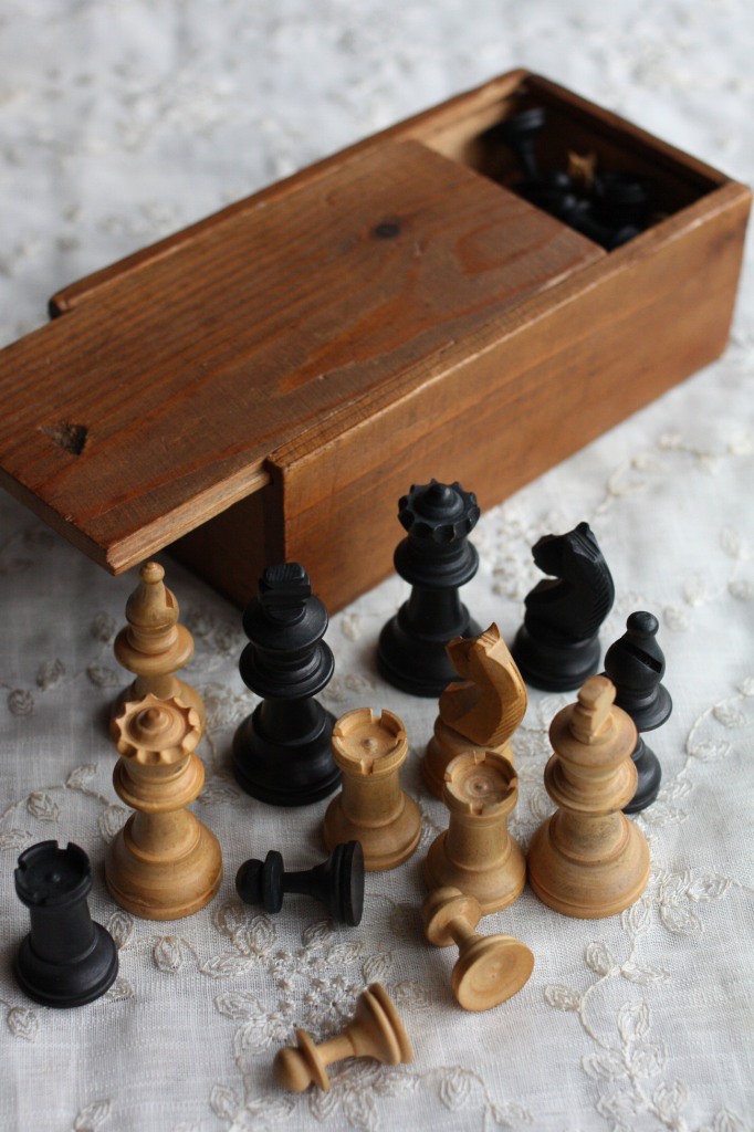 お買い得 1900年代中期 英国W.G.SHADICK製 ビンテージ チェス 木製駒32個 木箱付き キング駒サイズ 高5.5cm - ノッ
