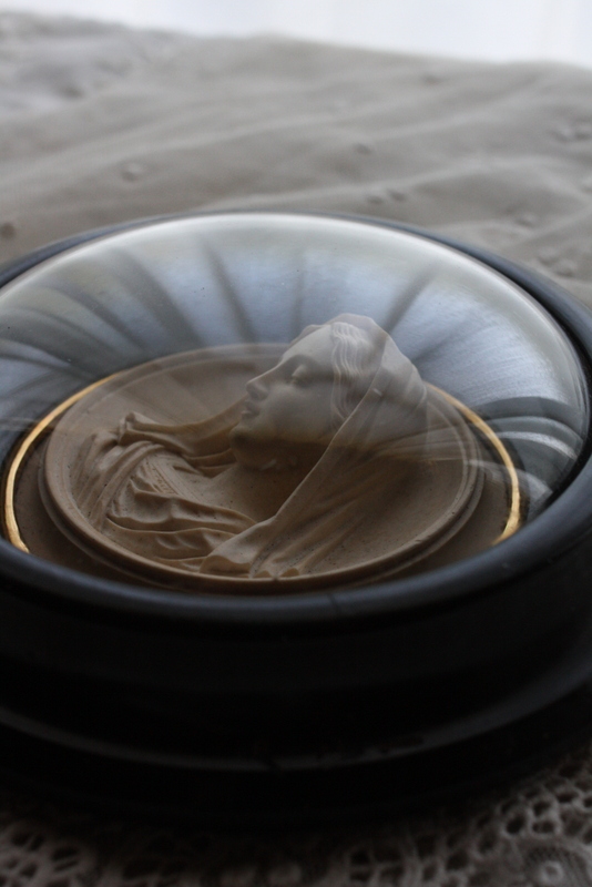 1900年代初期 フランス製 アンティーク 木製黒額ガラスドーム 何とも優しいお顔のマリア様 レリーフ 径17.0cm - ノッティン アンティークス