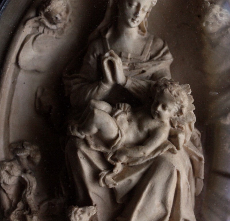 1800年代後期 フランス製 アンティーク黒木楕円額ガラスドーム 何とも優しい顔のマリアとキリスト、エンジェルのレリーフ - ノッティン アンティークス