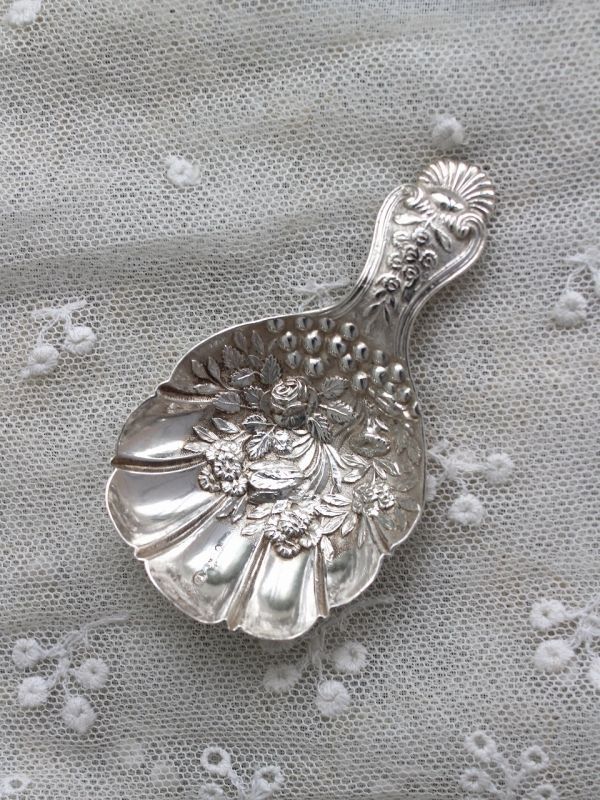 美品 1819年 英国アンティーク ジョージアン シルバー 純銀製 花束のティーキャディ スプーン シェルカップ - ノッティン アンティークス