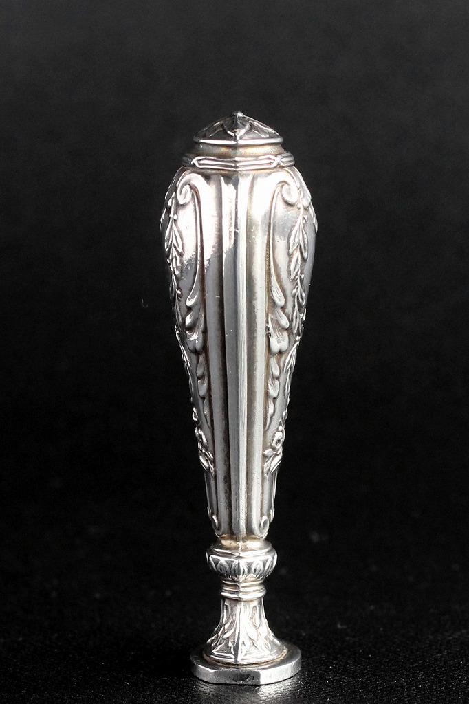 フランス製 アンティーク シーリングスタンプ 封蝋カシェ ルイ16世様式の優美な象嵌 アカンサスのレリーフと花束 シルバープレート - ノッ
