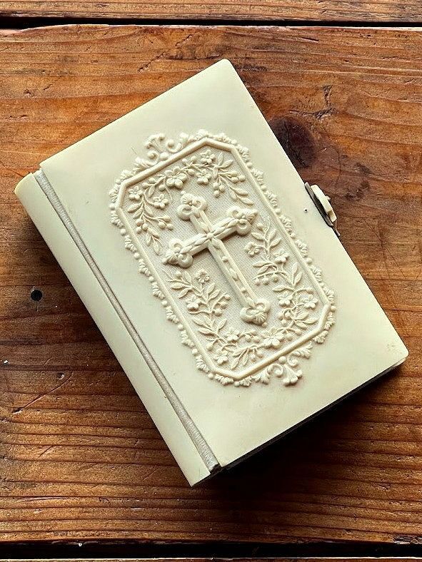 1890年 フランス製 アンティーク 聖書 祈祷書 十字架と小花の装飾表装　全512ページ