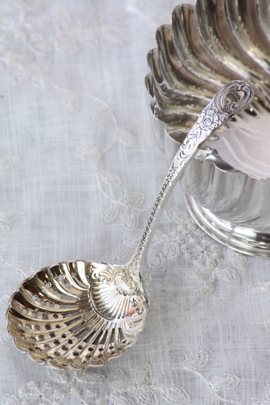 純銀製　シュガーシフタースプーン　透かし＆金彩　飾り加工　アンティークシルバー　1904年　英国シェフィールド製