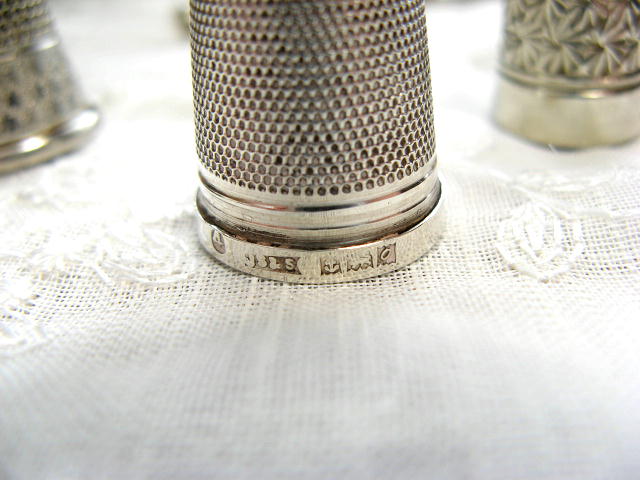 ★1913年 英国バーミンガム製の純銀シンブルと古い指貫（シルバープレート）3個セット - ノッティン アンティークス