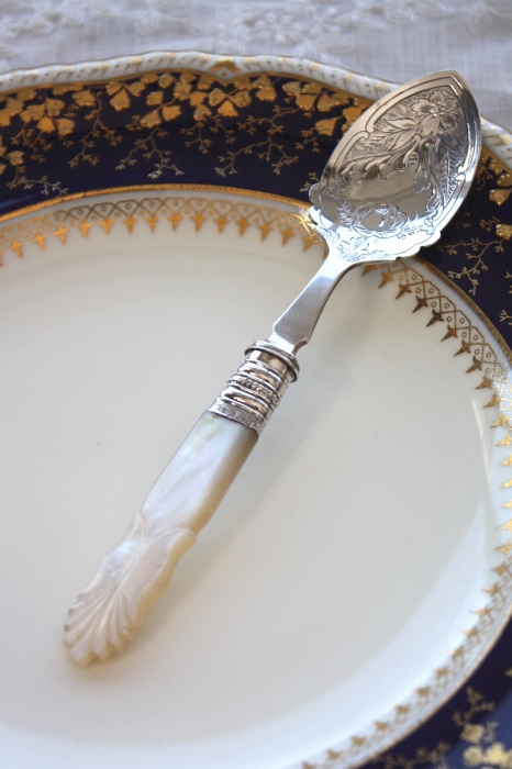 希少な逸品 1899年 英国アンティークシルバー 純銀製 マザーオブパール ジャムスプーン 15.3cm 美品 - ノッティン アンティークス