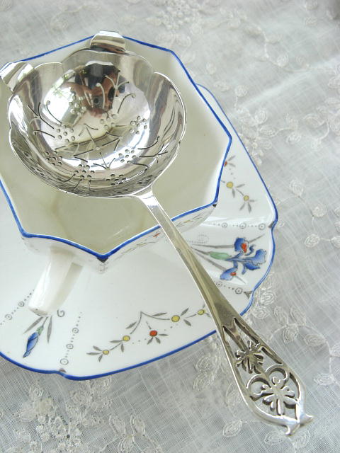 1959年　英国シェフィールド　純銀製　ティー・ストレナー　可憐な花型カップ＆透かし（ピアストワーク）
