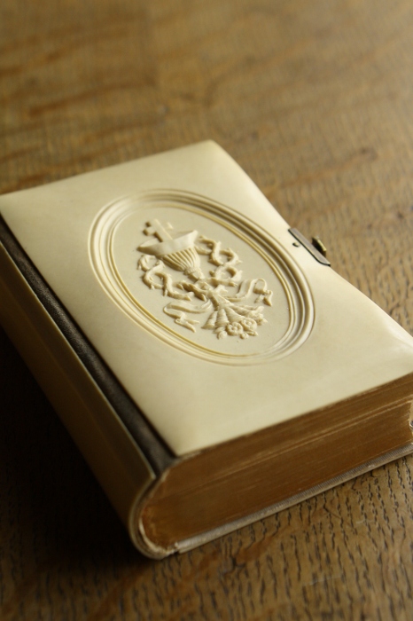 1888年 フランス製 アンティーク聖書 ミサ聖典（キリスト教） アイボリーセルカバーに聖杯・十字架・小花のモチーフ - ノッティン アンティークス