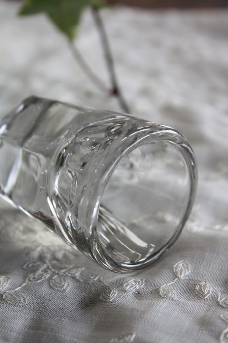 1800年代後期 フランス製 アンティーク トロンプルイユ 極厚底の小さなショットグラス お勧めの逸品 全高 6.4cm 214g - ノッ