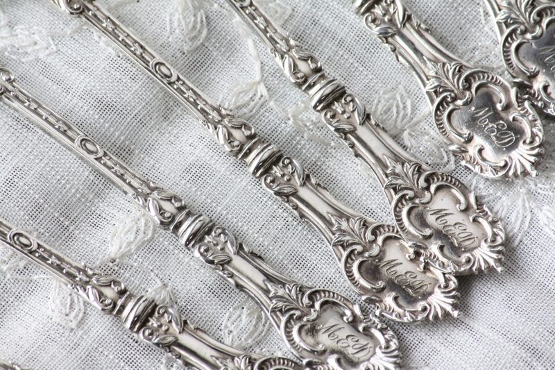 美品 アンティーク シルバー 純銀製ティースプーン 豪華な象嵌 1902年 英国シェフィールド 11.6cm - ノッティン アンティークス