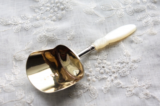 美品 1805年 ジョージアン アンティークシルバー 純銀製 キャディ スプーン マザーオブパール 飾り加工ハンドル ＆ 金彩シャベル型カップ
