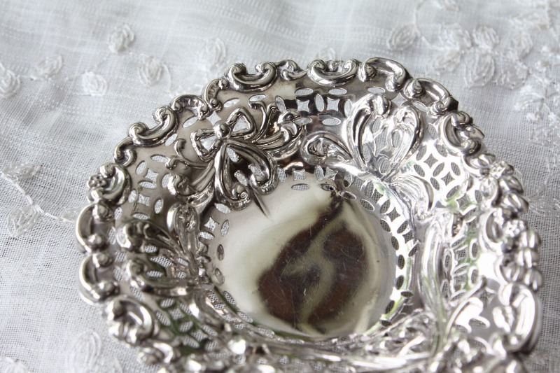 美品 1895年 英国バーミンガム 可憐なリボンの象嵌＆透かし加工（ピアストワーク） 純銀製 アンティーク小型トレイ - ノッティン アンティークス