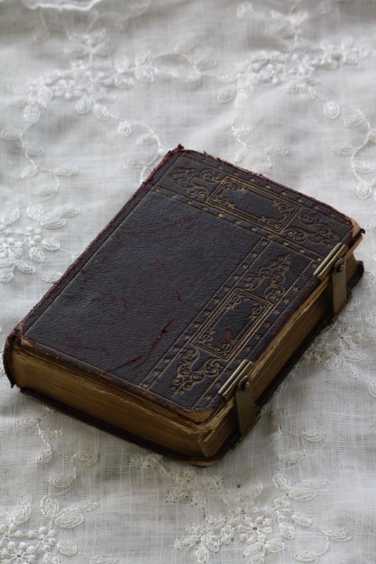お買い得 1800年代後期 フランス製 アンティーク聖書（ミサ聖典） 11.0×8.6×2.8cm 512ページ - ノッティン アンティークス