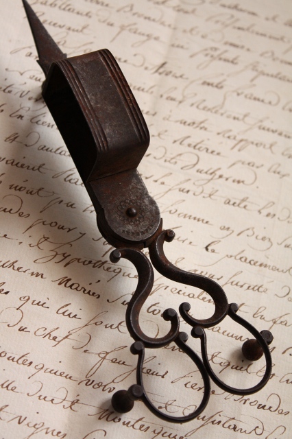 1800年代 英国ヴィクトリア王朝時代の道具 アンティーク キャンドルスナッファー 使い込まれたアイアン 17cm - ノッティン アンティークス