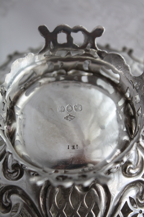 豪華美品 1891年製 英国ロンドン製 アンティークシルバー 純銀製 ディッシュ 見事な全面透かし ＆ 飾り象嵌 ＆ 立脚 110g - ノッ