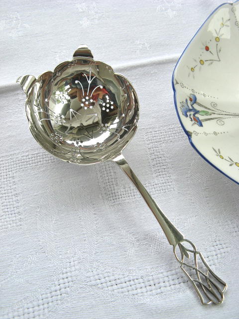1937年　英国シェフィールド　純銀製　ティーストレナー　可憐な花型カップ＆透かし（ピアストワーク）