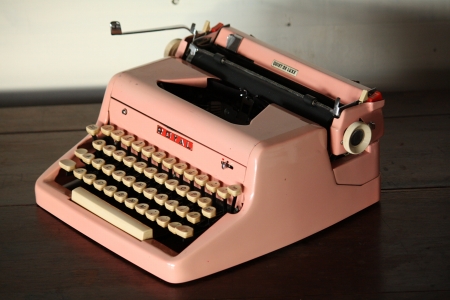 お買い得 完動美品！ ROYAL ピンク・タイプライター 専用ハードケース