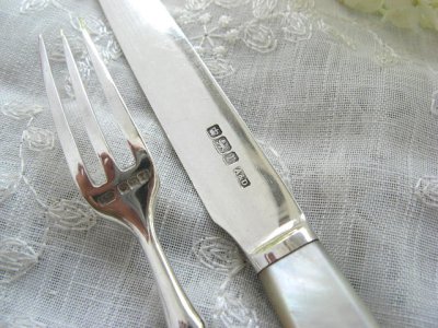 画像1: お買い得★食卓の宝石　マザーオブパール　純銀製ナイフ＆フォークセット 1909年 英国　シェフィールド製 