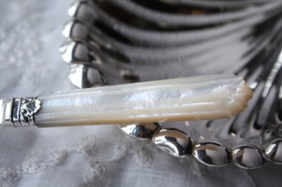 画像2: 美品　1915年　英国シェフィールド　マザーオブパール　美しい飾り加工ハンドル　純銀製　レターナイフ　17.2ｃｍ