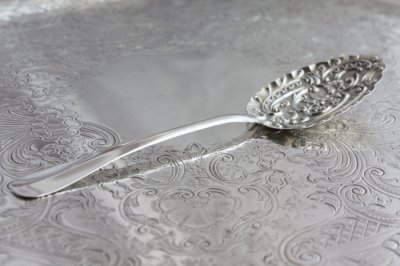 画像3: 美品　1896年　英国バーミンガム製　アンティークシルバー  純銀製　ジャムスプーン　希少な小花の打ち出しカップ　13.2ｃｍ