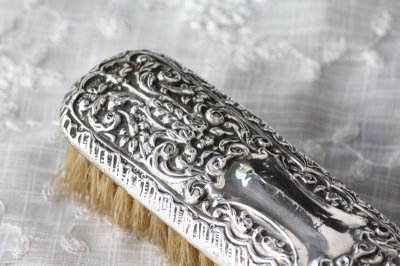 画像1: お買い得　1924年製　英国バーミンガム　純銀　スターリングシルバー　アンティーク　洋服ブラシ　白豚毛(ミディアムソフト)