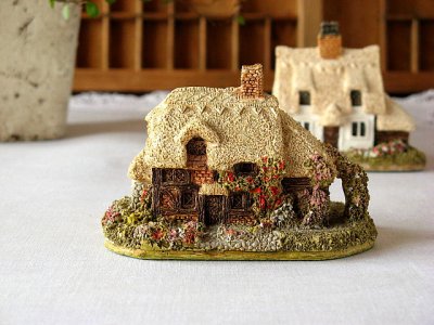 画像1: イギリス製　Lilliput Lane（リリパット・レーン）コテージＢ　とにかく可愛く、そして精巧です