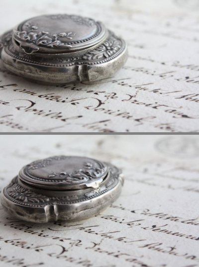 画像2: お買い得　1800年代後期　フランス製　全面に優美なアールヌーボ象嵌　純銀製（800/1000）ピルケース・錠剤入れ　鏡付き