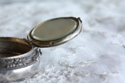 画像3: お買い得　1800年代後期　フランス製　全面に優美なアールヌーボ象嵌　純銀製（800/1000）ピルケース・錠剤入れ　鏡付き