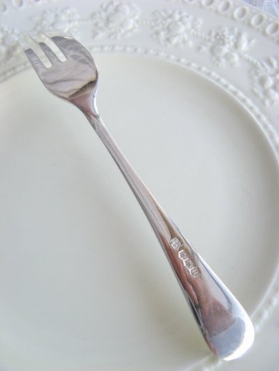 画像2: お買い得　1937年　英国シェフィールド製　スターリングシルバー　純銀製ケーキフォーク　素敵なティータイムに　13.3ｃｍ