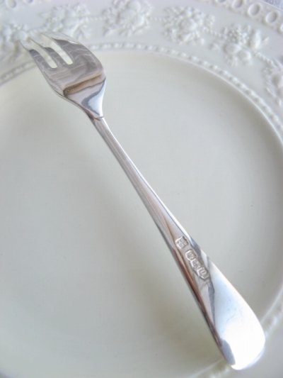 画像2: お買い得　1937年　英国シェフィールド製　スターリングシルバー　純銀製ケーキフォーク　素敵なティータイムに　13.3ｃｍ