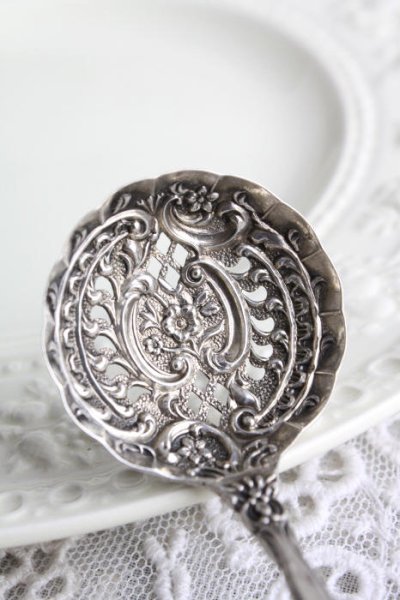 画像2: 1898年　英国バーミンガム　アンティークシルバー　純銀製　シュガーシフター　大変豪華な飾り象嵌 ＆ 透かし　11.0ｃｍ