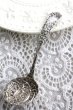 画像1: 1898年　英国バーミンガム　アンティークシルバー　純銀製　シュガーシフター　大変豪華な飾り象嵌 ＆ 透かし　11.0ｃｍ (1)