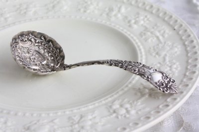 画像3: 1898年　英国バーミンガム　アンティークシルバー　純銀製　シュガーシフター　大変豪華な飾り象嵌 ＆ 透かし　11.0ｃｍ