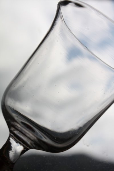 画像2: 1900年代初期　フランス製　アンティーク　チューリップ型　ワイングラス　手作りのユラユラ感が素敵　口径7.8ｃｍ　全高13.6ｃｍ